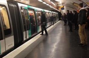 Tifosi Chelsea impediscono ad un passeggero nero di salire in metro 