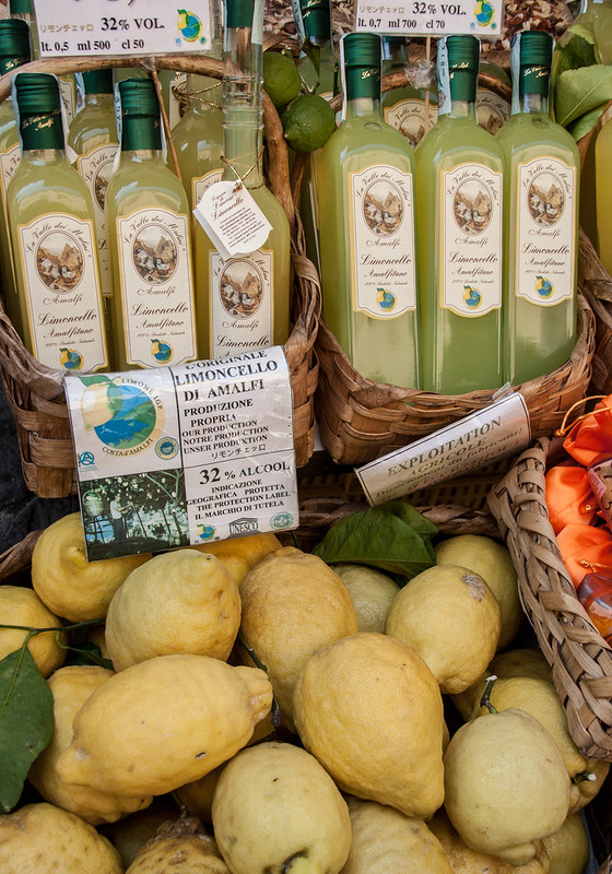 Bottiglie di limoncello con limoni