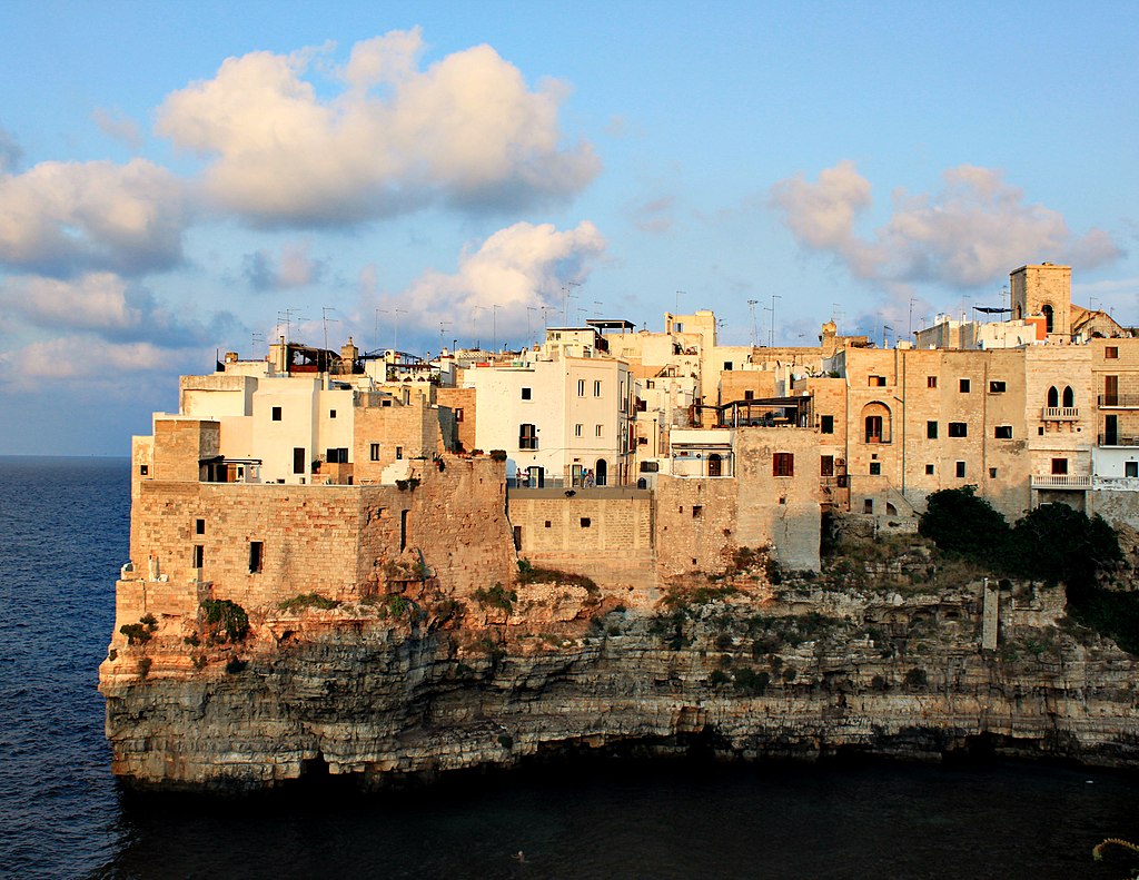 Centro storico di Polignano a mare al tramonto