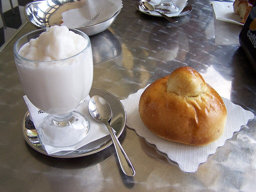 Granita con brioche siciliana