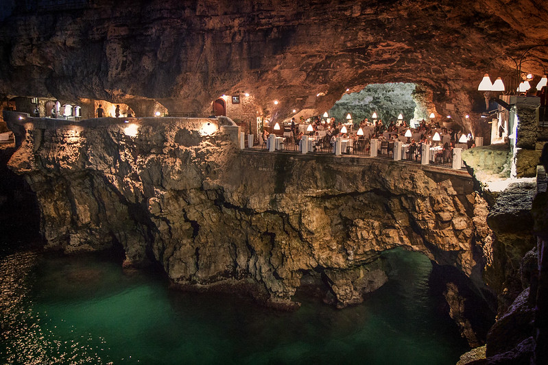 Interno della Grotta Palazzese a Polignano
