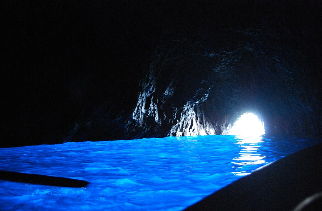 Interno della grotta azzurra di Capri
