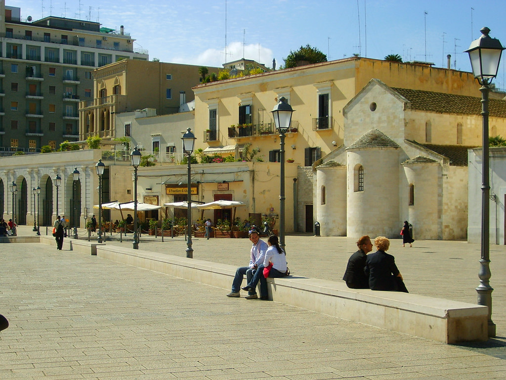 Piazza del Ferrarese Bari