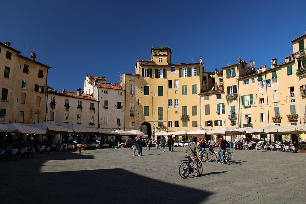 Piazza dellAnfiteatro Lucca