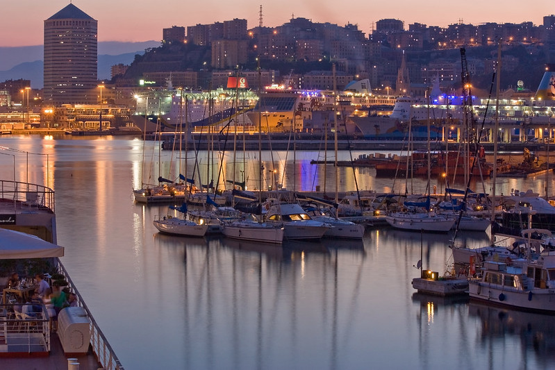 Porto di Genova al tramonto