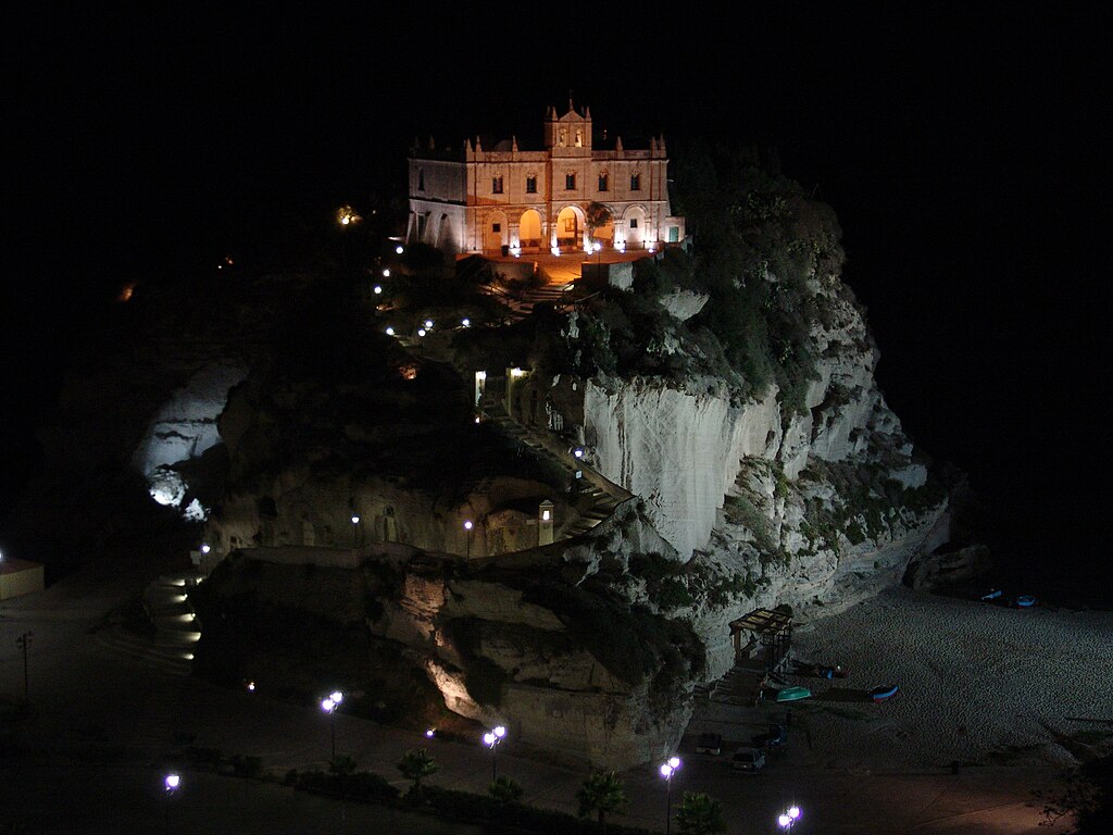 Santuario di Santa Maria dellIsola di notte