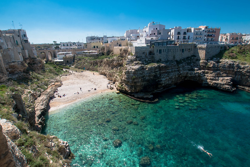Spiaggia di Lama Monachile dal mare Polignano a Mare Spiaggia di Lama Monachile dal mare Polignano a Mare