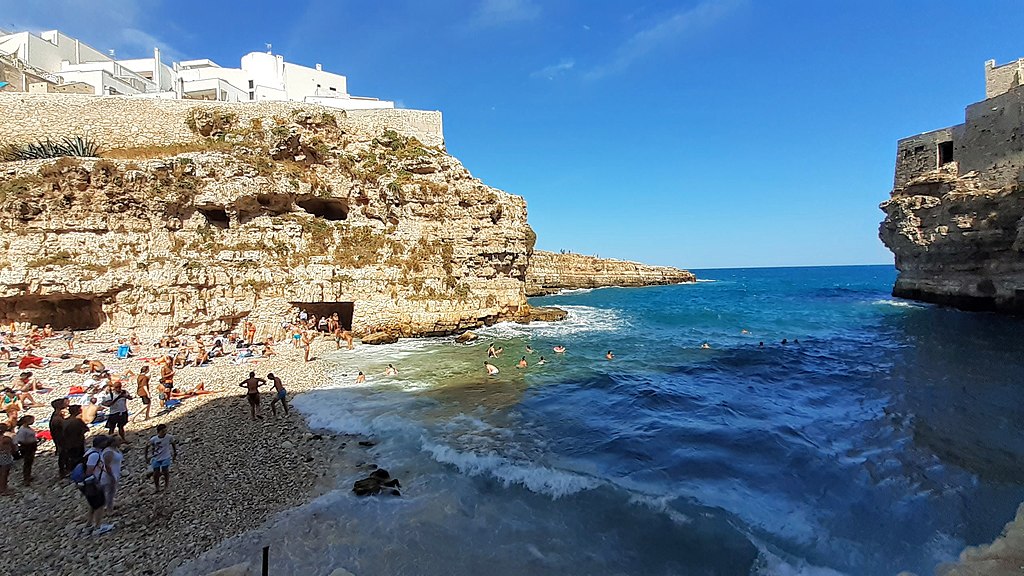 Spiaggia di Lama Monachile dalla riva Polignano