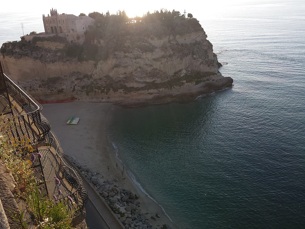Spiaggia tropea col santuario