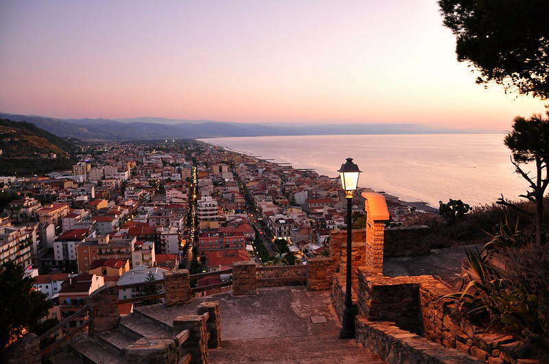 Veduta aerea di capo dOrlando al tramonto