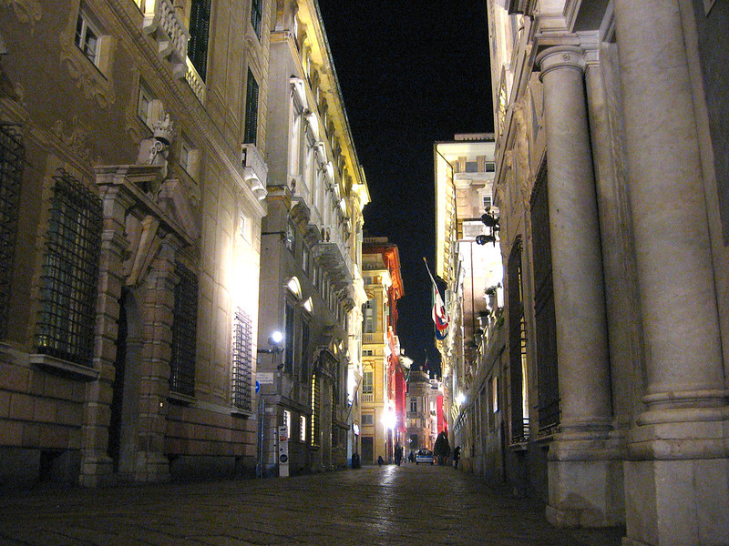 Via Garibaldi di notte Genova