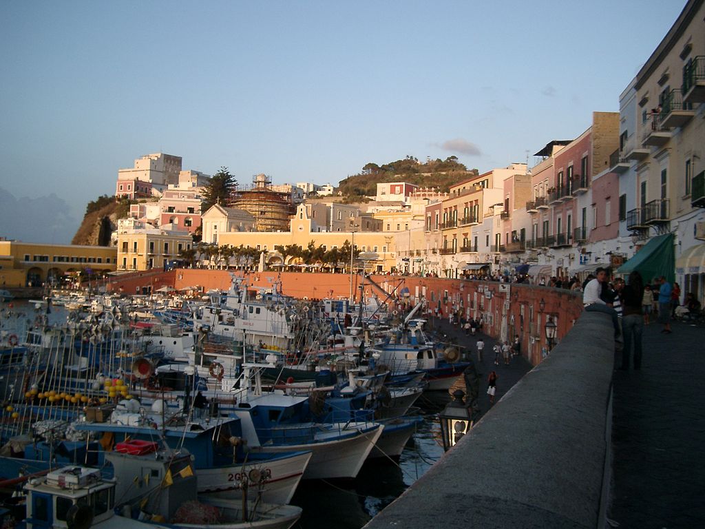 Case affacciate sul Porto di Ponza