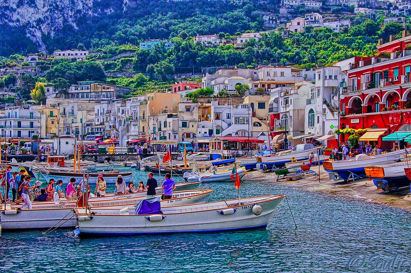 Spiaggia Marina grande di Capri con barche